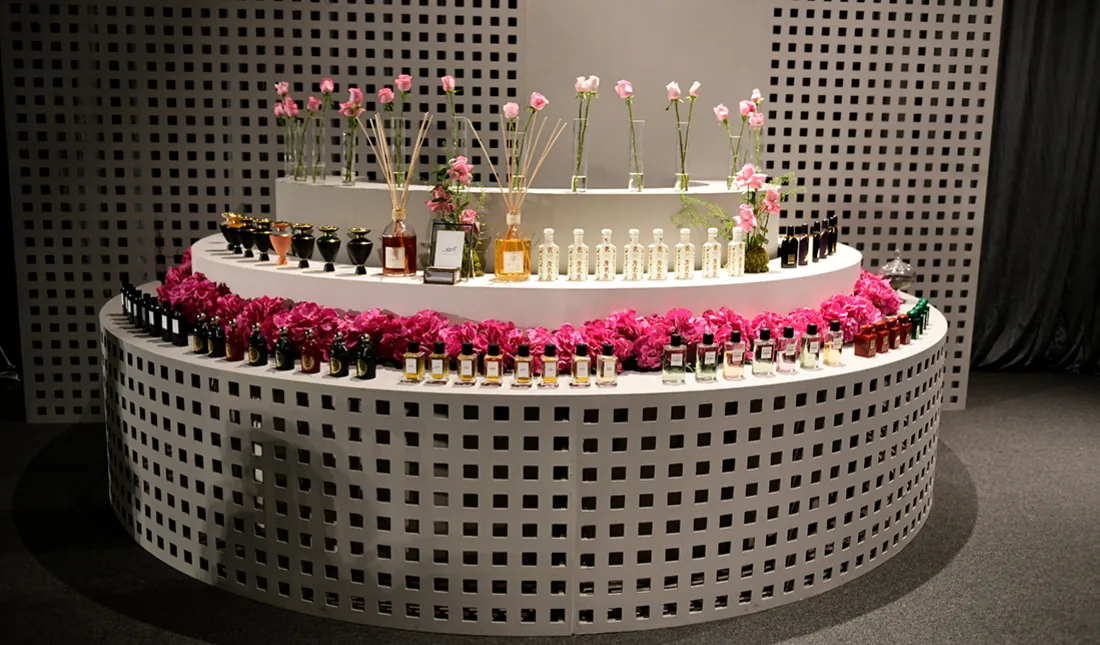 Round perfume and flower bar with lattice base